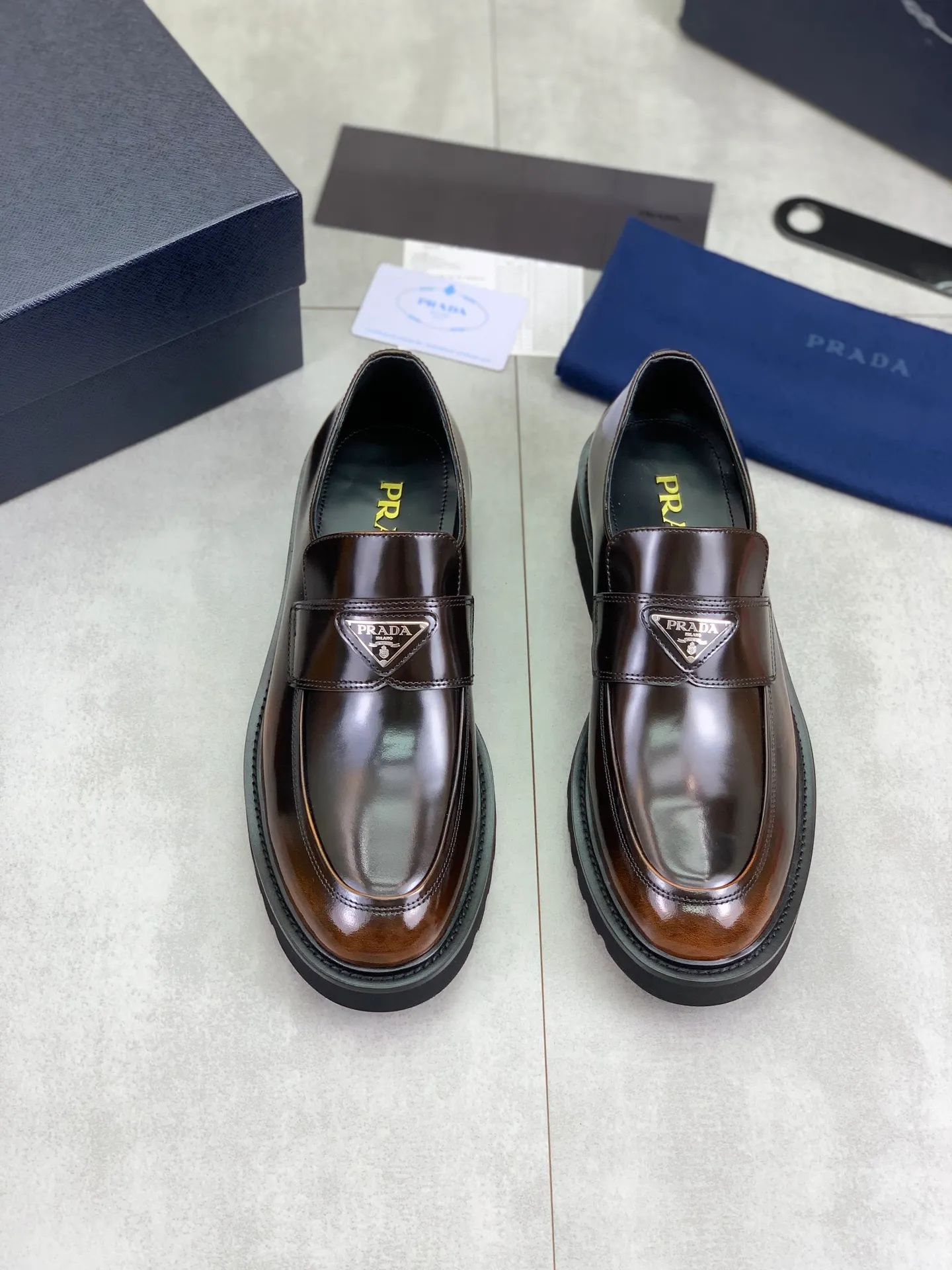 Factory price P860 💰Original quality, top version🔱 ＰＲＡＤＡPrada. Men's business casual leather shoes, top-quality leather shoes. 1:1 shipment ⬆️Luxurious and noble 👞All imported original color-rubbed edge beads, just to create a more comfortable wearing experience. Upper: Original comfortable open-edge bead rubbed color calfskin ➕Top imported water-dyed full cow lining, original lightweight and comfortable TPU foam combination bottom ✔️Code number: 39-45 (38.46 47 can be customized)